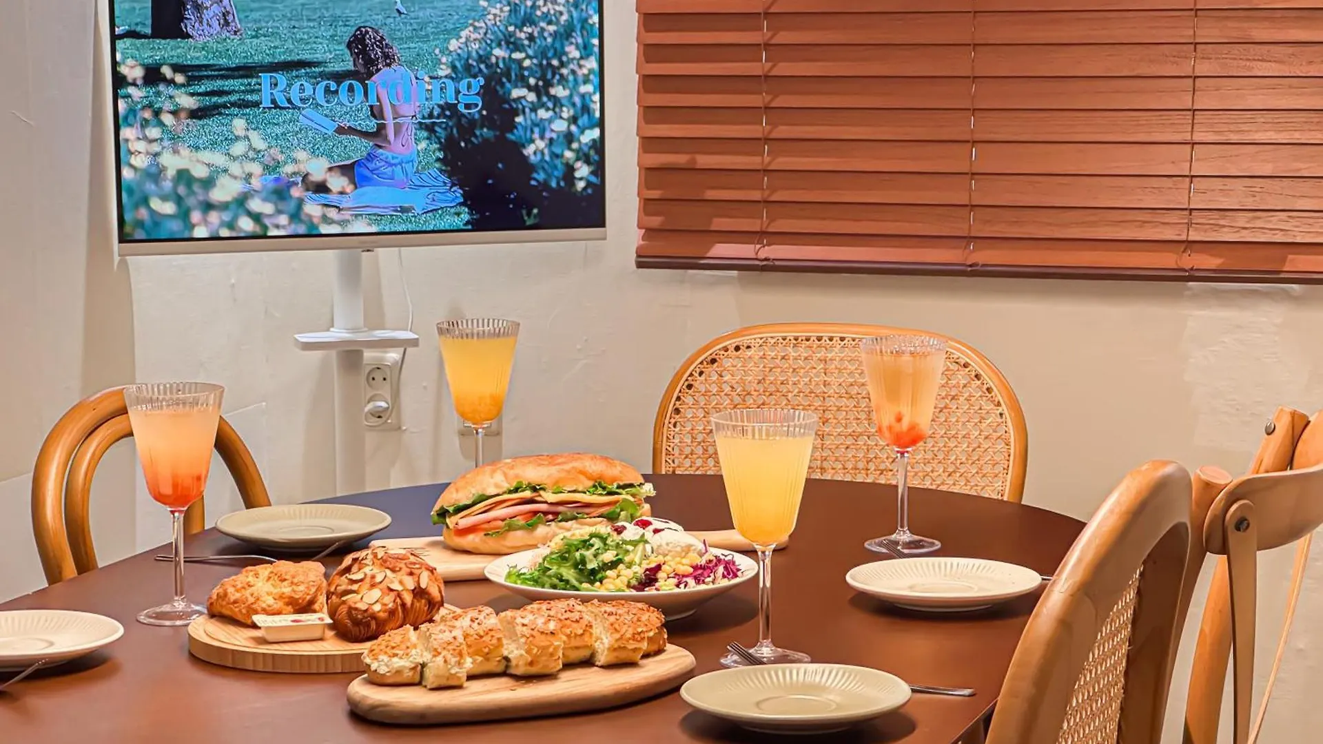 Apartment Botanic Vibe, Spacious 2Br, Dining 4 Beds, Subway 3Min Seoul